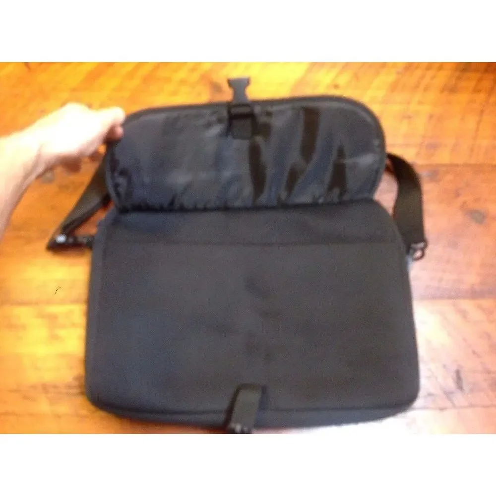 Targus Black Neoprene Padded 2 Pocket Shoulder Strap Laptop Messenger Travel Bag